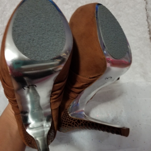 SOLD H By Halston Booties Women's - Picture 4 of 8